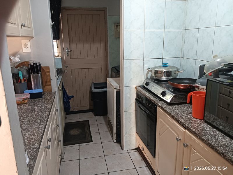 Charming 2 Bedroom Simplex - Photo 5