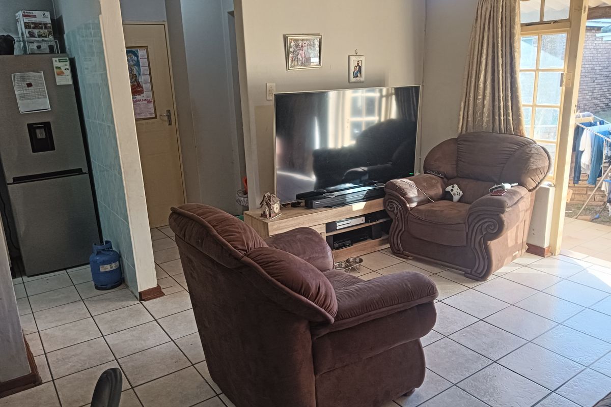 Charming 2 Bedroom Simplex - Photo 4