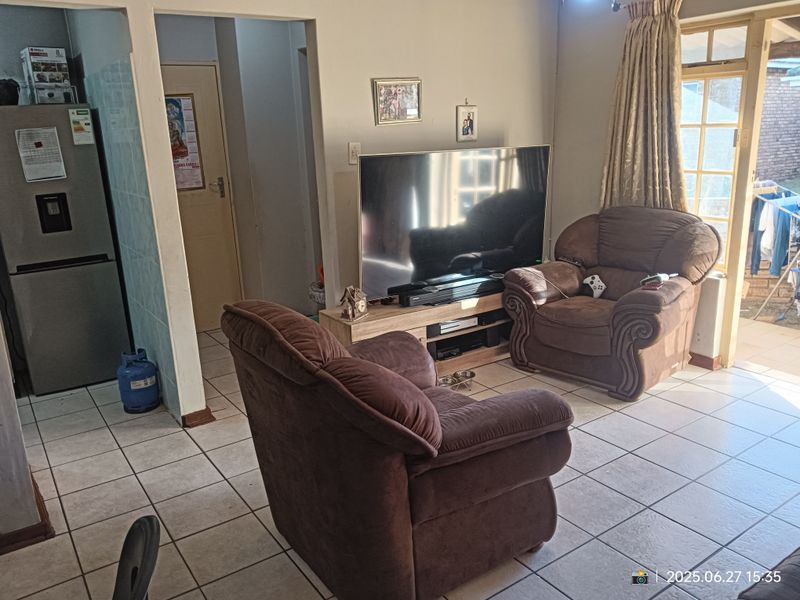Charming 2 Bedroom Simplex - Photo 4