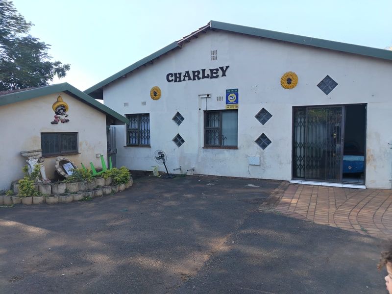 Prime Location with Huge Potential , 2 Bedroom Home with Pool - Photo 8