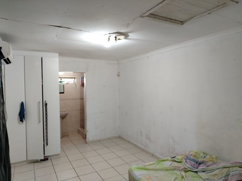 Prime Location with Huge Potential , 2 Bedroom Home with Pool - Photo 6