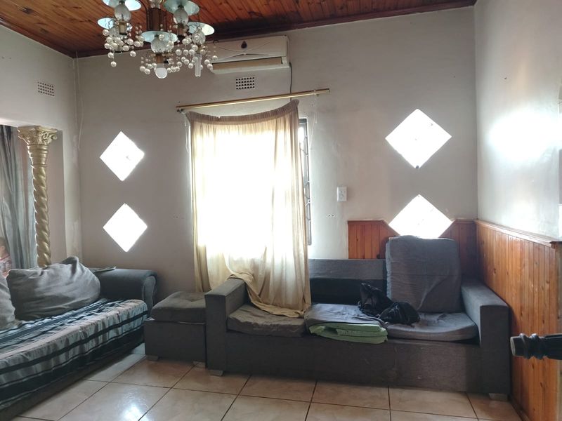 Prime Location with Huge Potential , 2 Bedroom Home with Pool - Photo 4