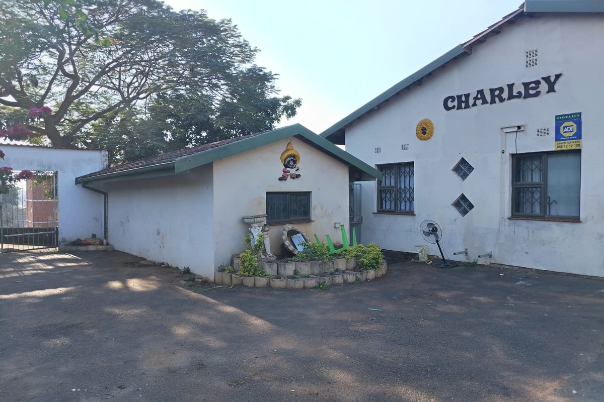 Prime Location with Huge Potential , 2 Bedroom Home with Pool - Photo 2