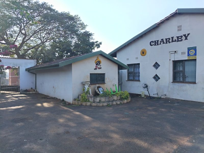 Prime Location with Huge Potential , 2 Bedroom Home with Pool - Photo 2