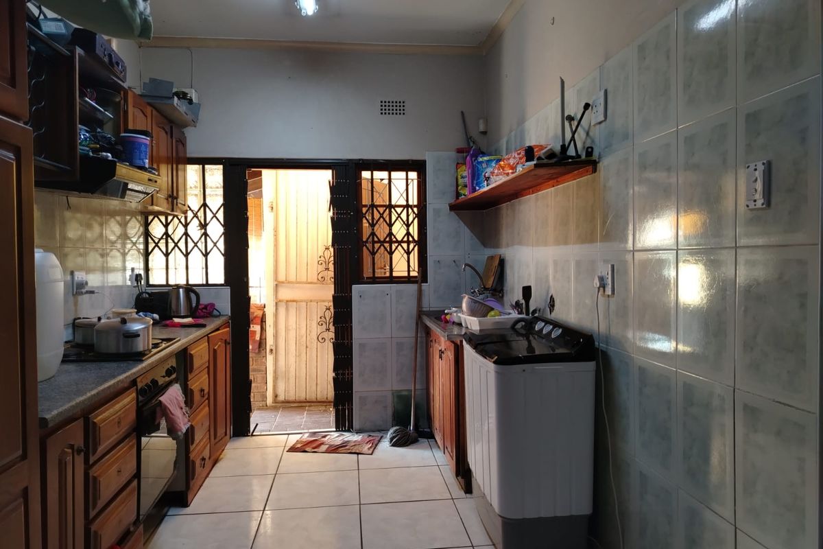 Prime Location with Huge Potential , 2 Bedroom Home with Pool - Photo 3