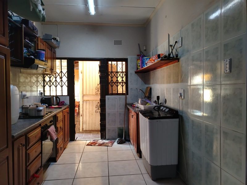 Prime Location with Huge Potential , 2 Bedroom Home with Pool - Photo 3