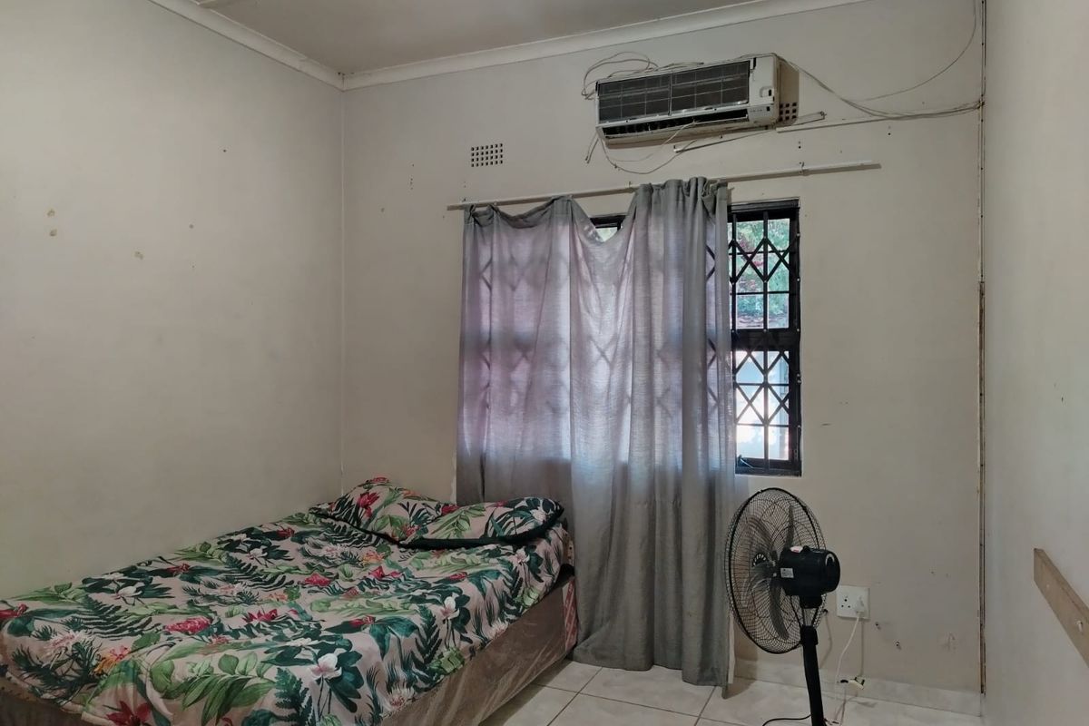 Prime Location with Huge Potential , 2 Bedroom Home with Pool - Photo 5