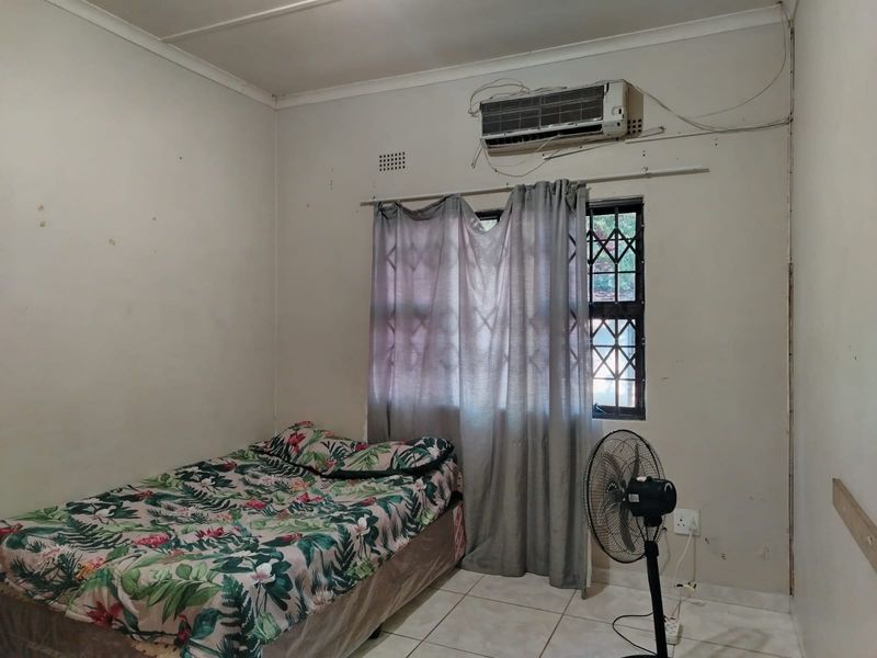 Prime Location with Huge Potential , 2 Bedroom Home with Pool - Photo 5