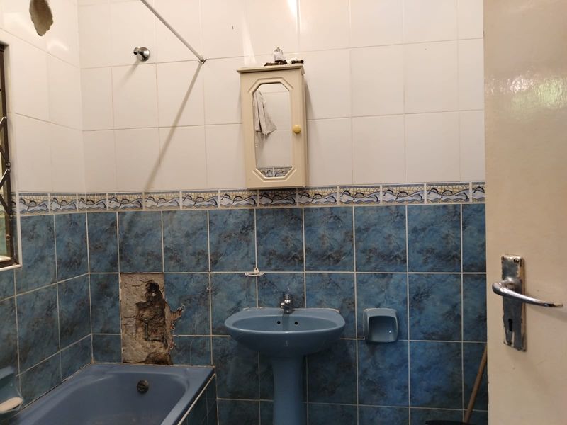 Prime Location with Huge Potential , 2 Bedroom Home with Pool - Photo 9