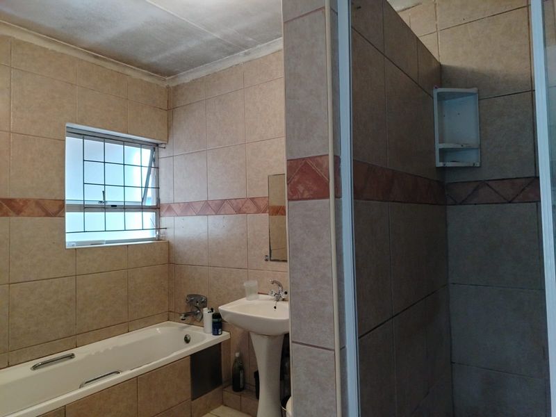 Charming 3 Bedroom Duplex in the Heart of Arboretum - Photo 10