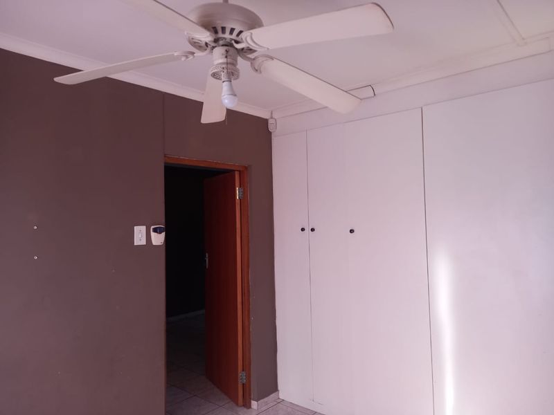 Spacious Family Home with Additional Flatlet and Expansion Potential - Photo 7