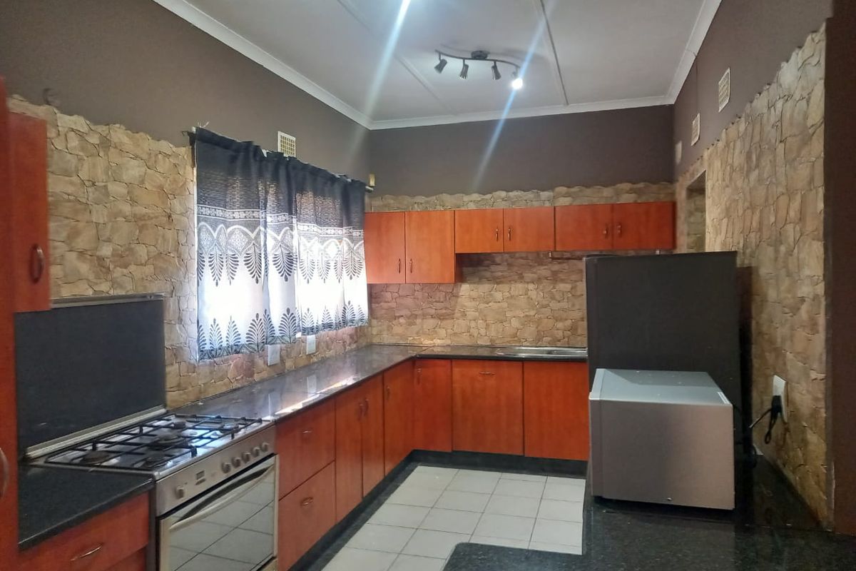 Spacious Family Home with Additional Flatlet and Expansion Potential - Photo 5