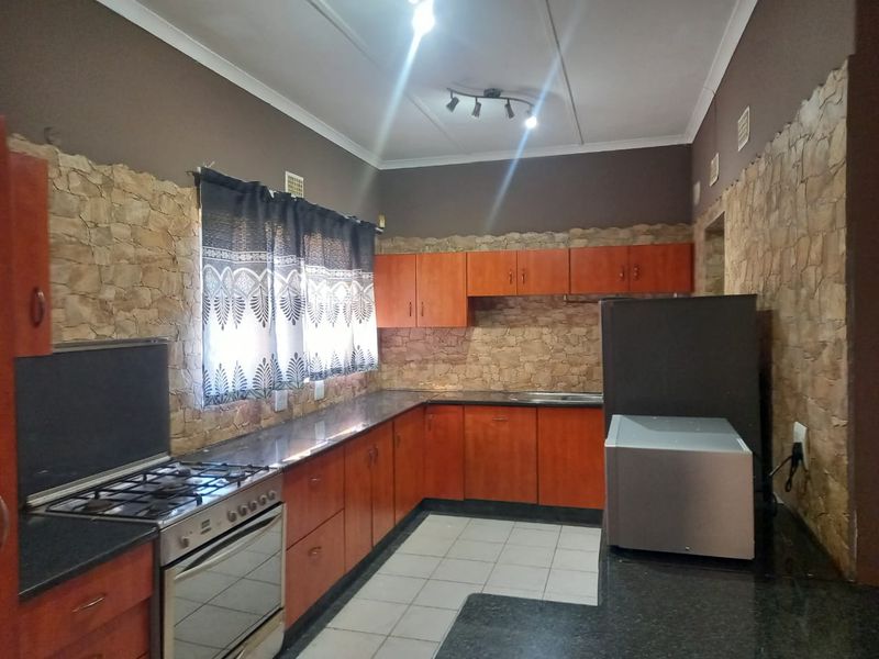 Spacious Family Home with Additional Flatlet and Expansion Potential - Photo 5