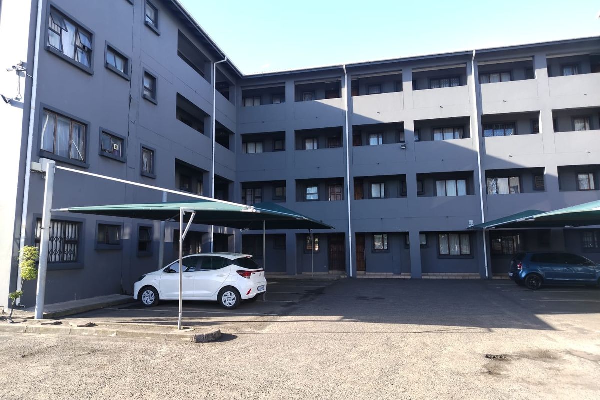 Neat Ground Floor 2 Bedroom Unit in Sought  After CBD Complex - Photo 2