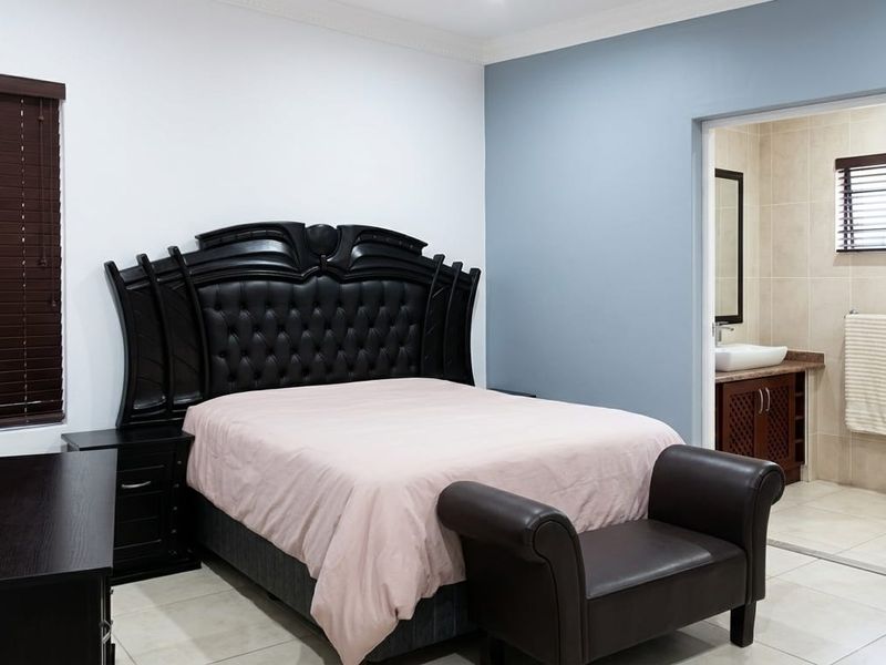 LUXURY AND LIFESTLYE HOME - Photo 8