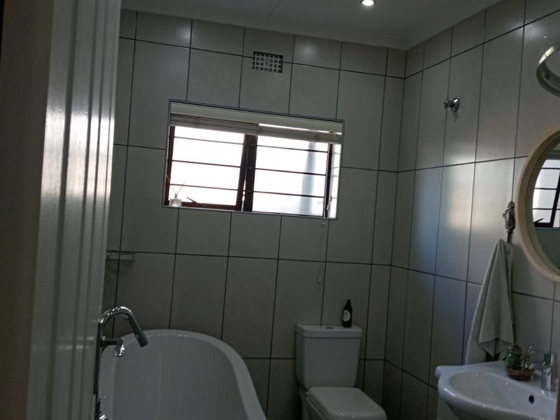 WELCOME TO THE 3BEDROOM HOUSE - Photo 10