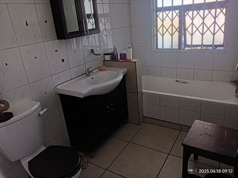 Spacious 4 Bedroom Family Home - Photo 8