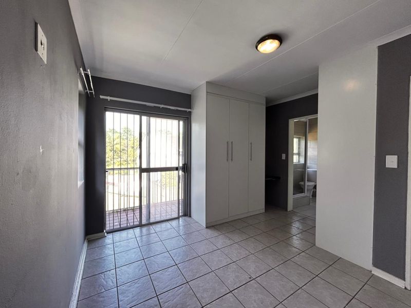 NEAT AND WELL-MAINTAINED DUPLEX IN ARBORETUM - Photo 5