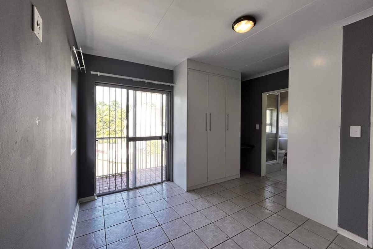NEAT AND WELL-MAINTAINED DUPLEX IN ARBORETUM - Photo 5