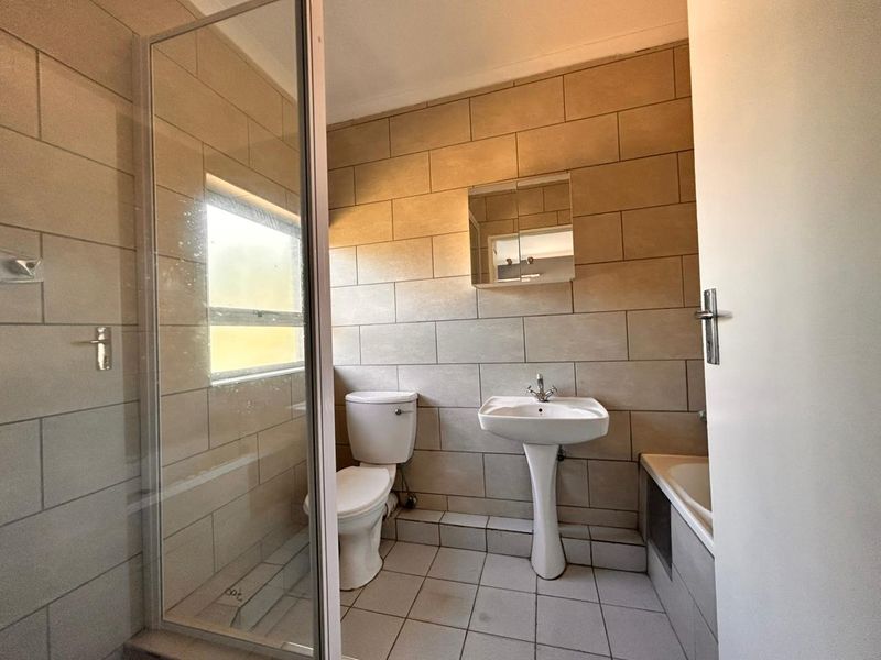 NEAT AND WELL-MAINTAINED DUPLEX IN ARBORETUM - Photo 4