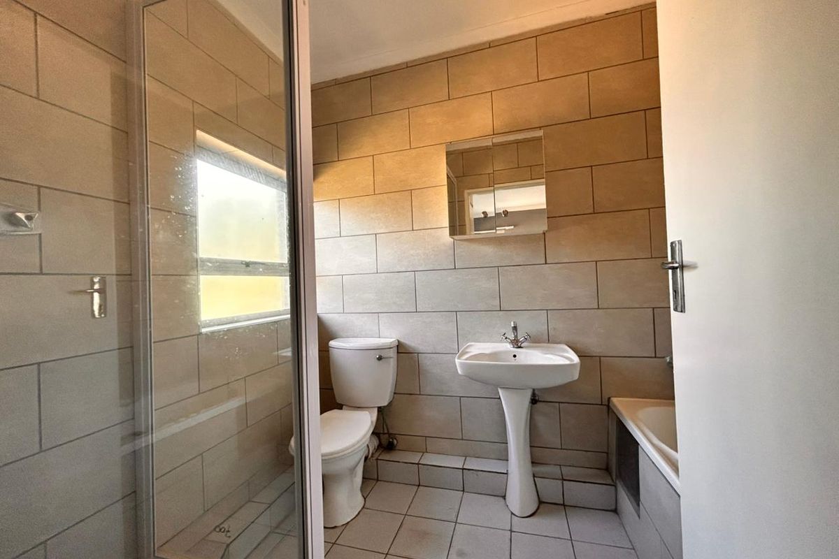 NEAT AND WELL-MAINTAINED DUPLEX IN ARBORETUM - Photo 4