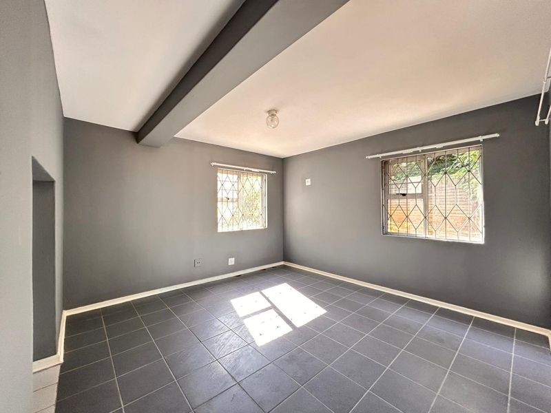 NEAT AND WELL-MAINTAINED DUPLEX IN ARBORETUM - Photo 9