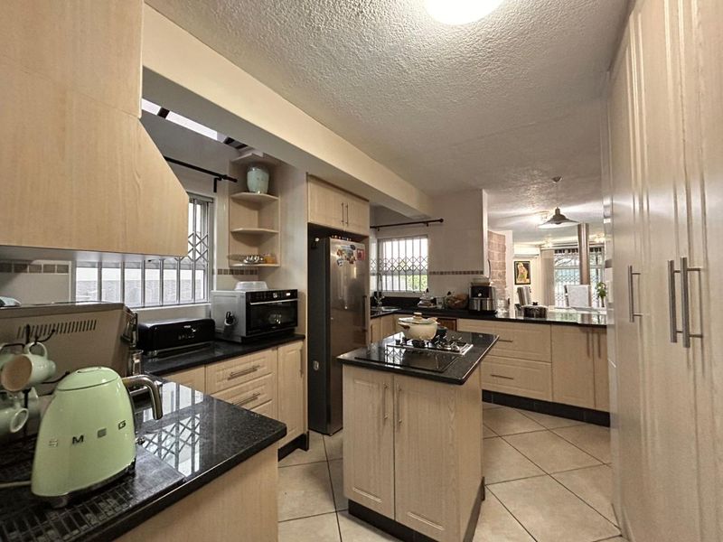 4 Bedroom Town House in Meer En See - Photo 2