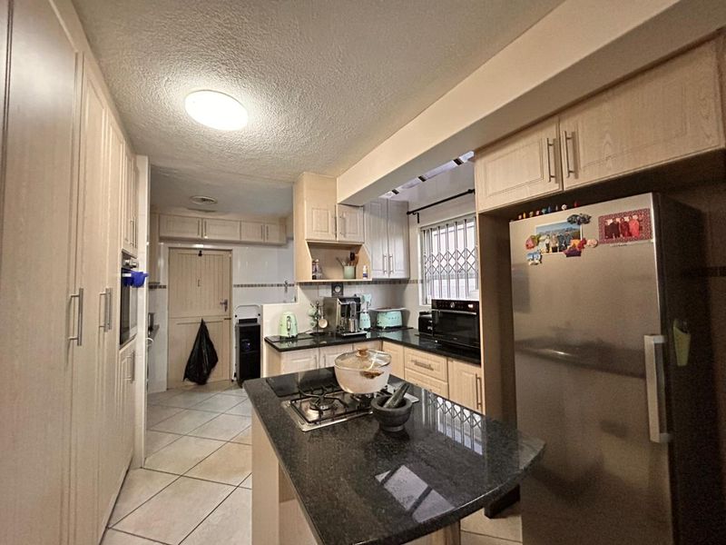 4 Bedroom Town House in Meer En See - Photo 3
