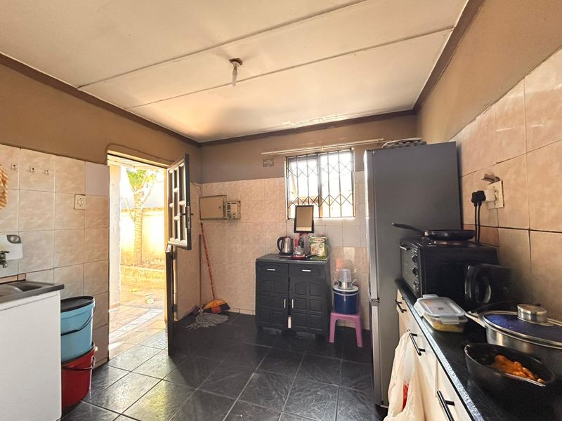 Prime Investment Opportunity with 6 Bedroom Income Generating Property - Photo 2