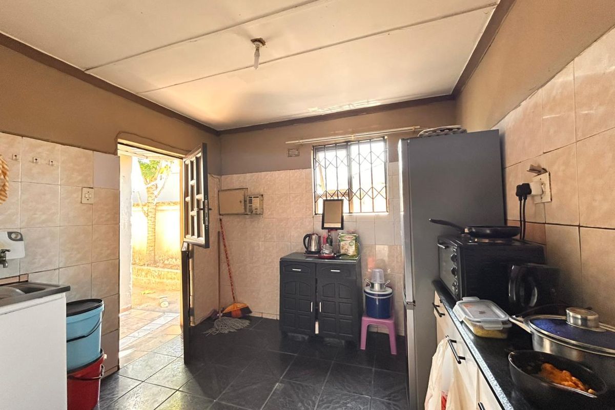 Prime Investment Opportunity with 6 Bedroom Income Generating Property - Photo 2