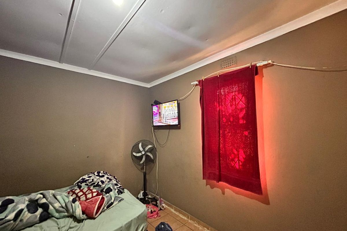 Prime Investment Opportunity with 6 Bedroom Income Generating Property - Photo 4