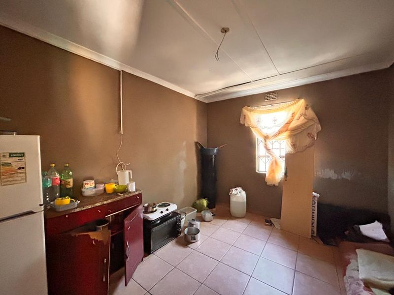 Prime Investment Opportunity with 6 Bedroom Income Generating Property - Photo 7