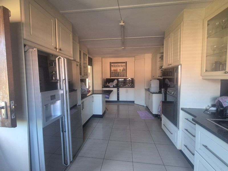 please add, granny fla.t 2nd house 3 bedrooms, 1 bathroom, open plan kitchen and lounge Spacious Pro - Photo 1