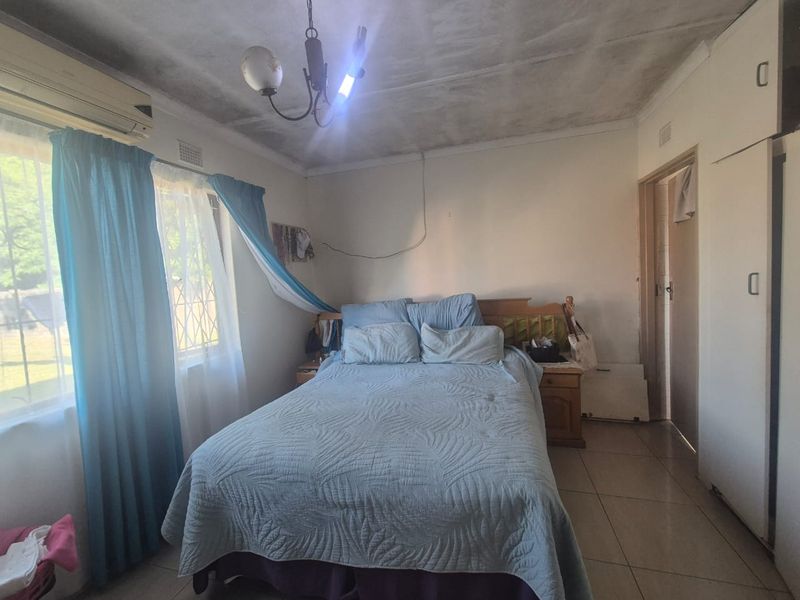 please add, granny fla.t 2nd house 3 bedrooms, 1 bathroom, open plan kitchen and lounge Spacious Pro - Photo 9