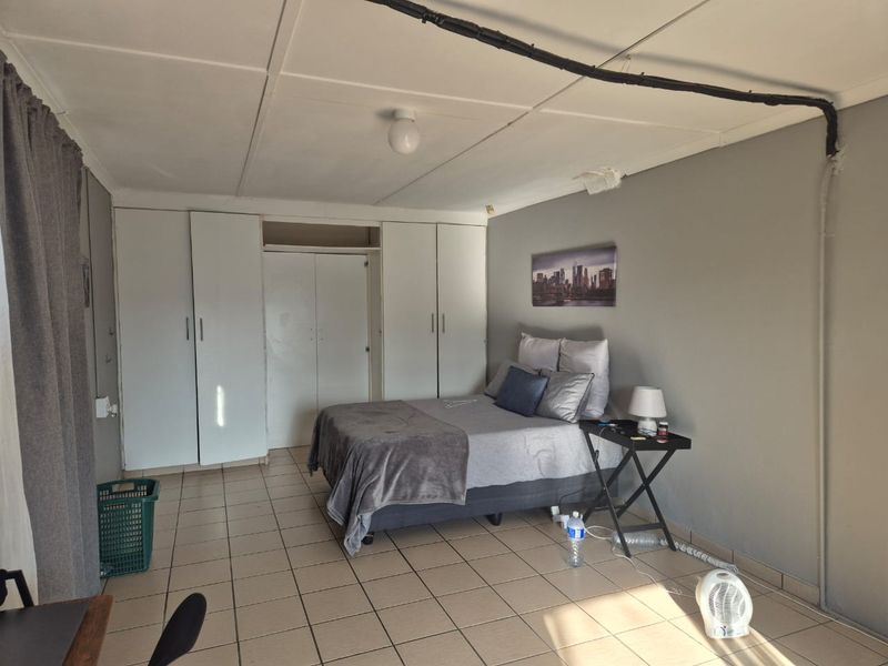 please add, granny fla.t 2nd house 3 bedrooms, 1 bathroom, open plan kitchen and lounge Spacious Pro - Photo 8