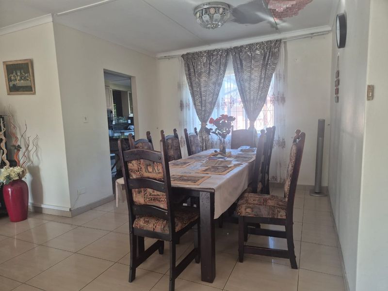 please add, granny fla.t 2nd house 3 bedrooms, 1 bathroom, open plan kitchen and lounge Spacious Pro - Photo 7