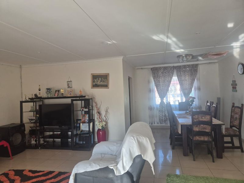 please add, granny fla.t 2nd house 3 bedrooms, 1 bathroom, open plan kitchen and lounge Spacious Pro - Photo 6
