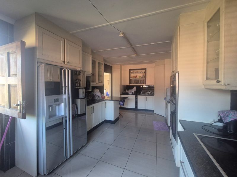 please add, granny fla.t 2nd house 3 bedrooms, 1 bathroom, open plan kitchen and lounge Spacious Pro - Photo 4