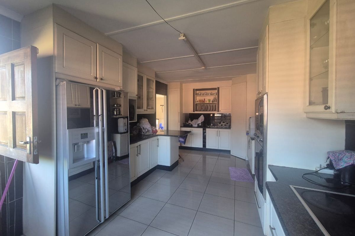 please add, granny fla.t 2nd house 3 bedrooms, 1 bathroom, open plan kitchen and lounge Spacious Pro - Photo 4