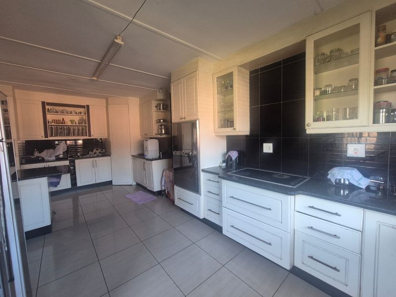 please add, granny fla.t 2nd house 3 bedrooms, 1 bathroom, open plan kitchen and lounge Spacious Pro - Photo 5