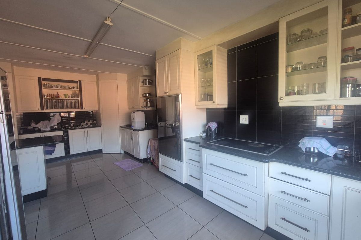 please add, granny fla.t 2nd house 3 bedrooms, 1 bathroom, open plan kitchen and lounge Spacious Pro - Photo 5