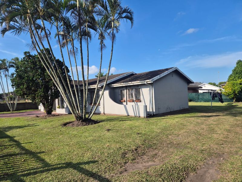 please add, granny fla.t 2nd house 3 bedrooms, 1 bathroom, open plan kitchen and lounge Spacious Pro - Photo 2