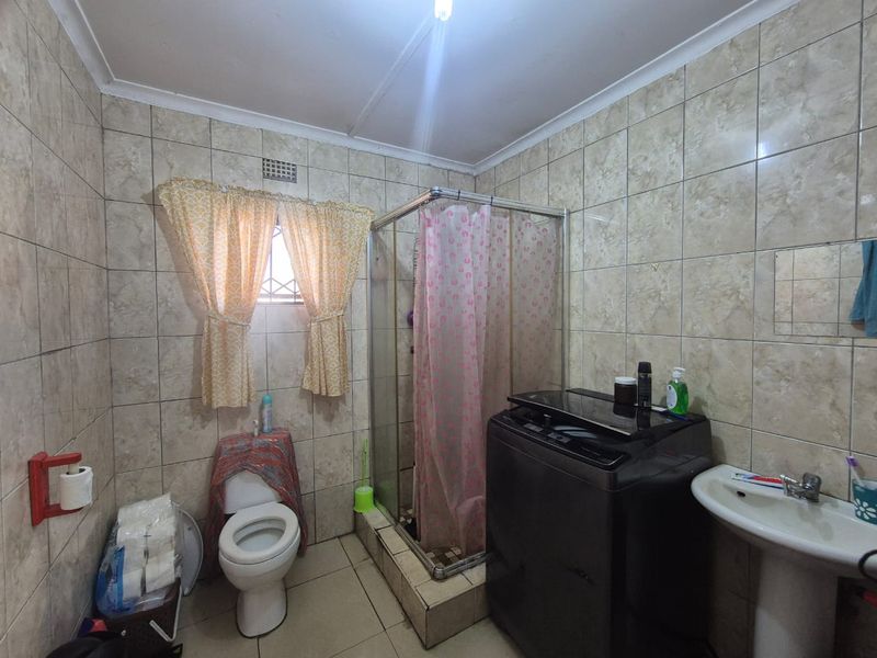 please add, granny fla.t 2nd house 3 bedrooms, 1 bathroom, open plan kitchen and lounge Spacious Pro - Photo 10
