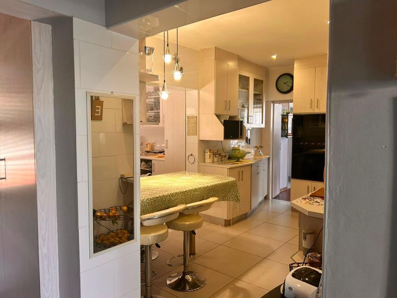 Exceptional 4-Bedroom Family Home for Sale in Grantham Park - Photo 3
