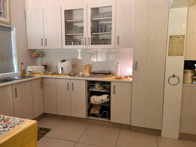 Exceptional 4-Bedroom Family Home for Sale in Grantham Park - Photo 2