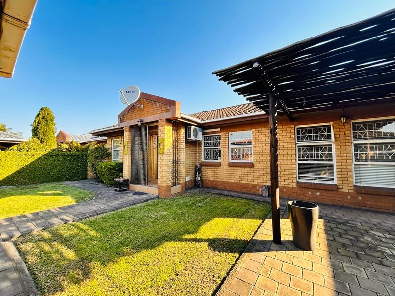 Townhouse for Sale in a Prime Location - Photo 1