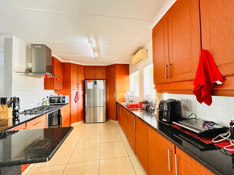 Townhouse for Sale in a Prime Location - Photo 4