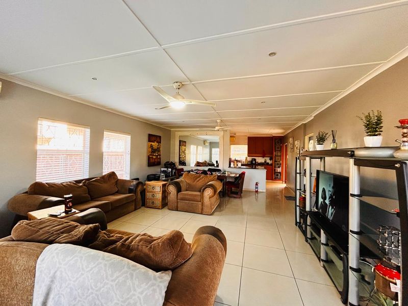 Townhouse for Sale in a Prime Location - Photo 2