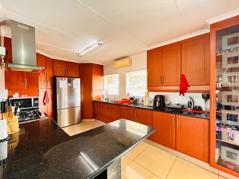 Townhouse for Sale in a Prime Location - Photo 3