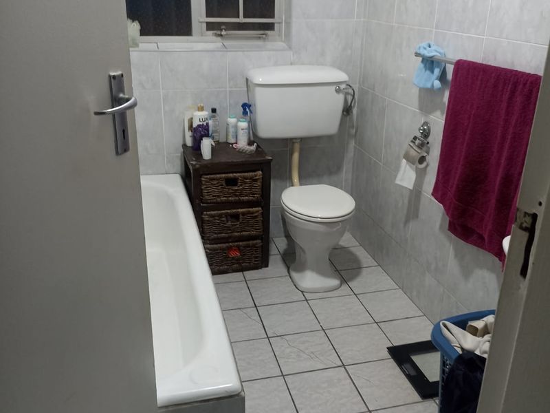 Charming 3 Bedroom, 2 Bathroom Home with Additional Guest Accommodation - Photo 9
